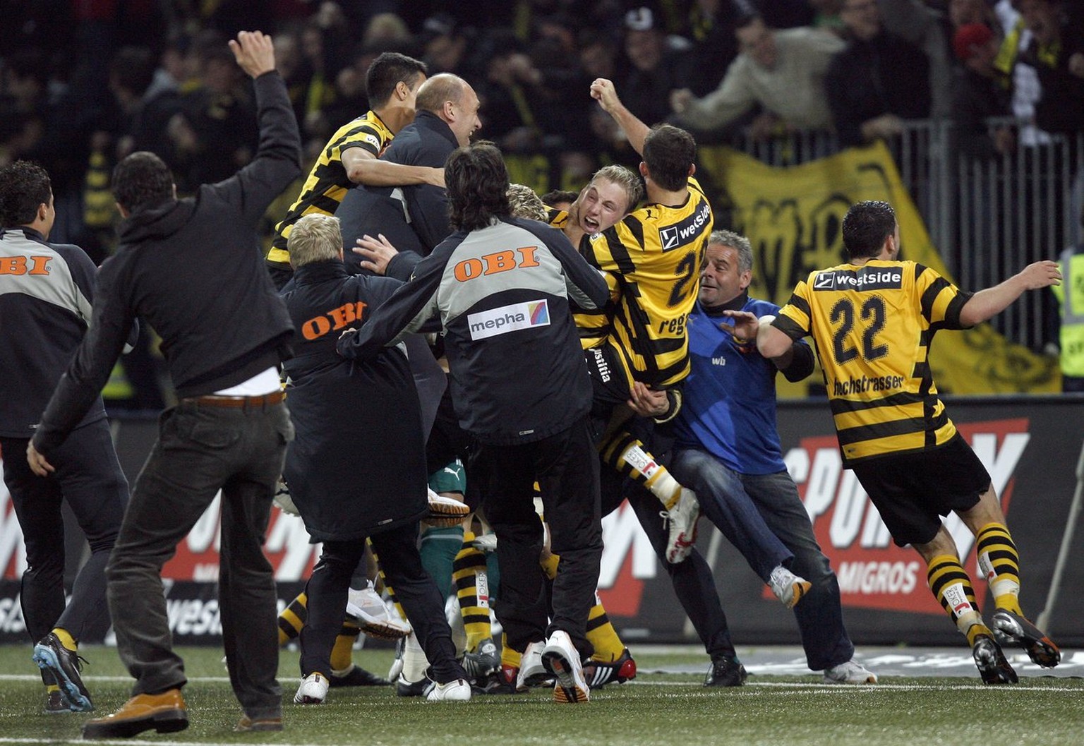 Die Berner Spieler und Betreuer feiern nach dem Sieg im Halbfinalspiel des Schweizer Fussball Cup zwischen den Berner Young Boys und dem FC Basel, am Donnerstag 16. April 2009 im Stade de Suisse in Be ...