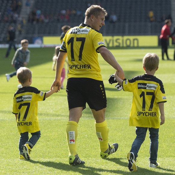 YBs Christoph Spycher mit den Soehnen Dominik, rechts, und Claudio, links, verabschiedet sich von den Fans, nach dem Super League Spiel zwischen den Berner Young Boys und dem FC St. Gallen am Sonntag, ...