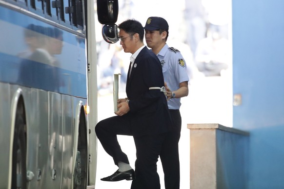 epa06161437 Lee Jae-yong, vice chairman of Samsung Electronics Co., leave after his verdict trial at the Seoul Central District Court on August 25, 2017 in Seoul, South Korea. Lee was handed down 5 ye ...