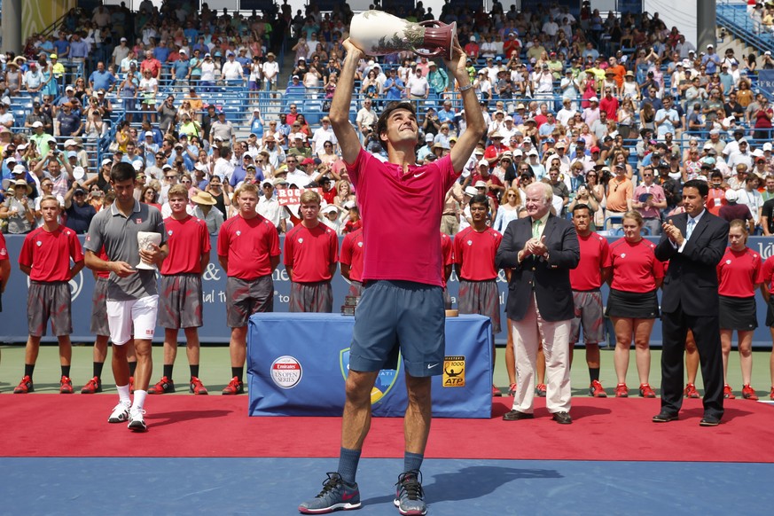 Roger Federer, of Switzerland, holds his trophy after defeating Novak Djokovic, of Serbia, in the men&#039;s final at the Western &amp; Southern Open tennis tournament, Sunday, Aug. 23, 2015, in Mason ...