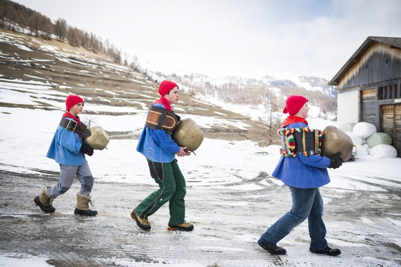 epaselect epa05189003 Children sing as they celebrate &#039;Chalandamarz&#039; in Guarda, Switzerland, 01 March 2016. &#039;Chalandamarz&#039; celebrates the beginning of spring and winter is being ch ...