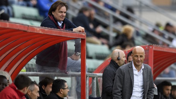 Le president du FC Sion Christian Constantin, gauche, et L&#039;entraineur du FC Sion Peter Zeidler, droite, observent la rencontre de football de Super League entre le FC Sion et FC St. Gallen ce dim ...