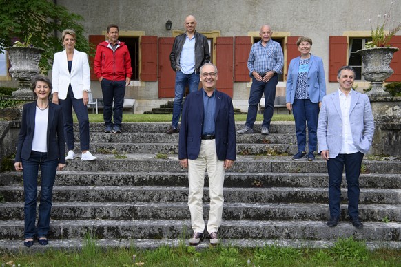 Les conseillers federaux, de gauche a droite, Simonetta Sommaruga, Karin Keller-Sutter, Alain Berset, le president de la Confederation Guy Parmelin, Ueli Maurer, Viola Amherd et Ignazio Cassis, posent ...