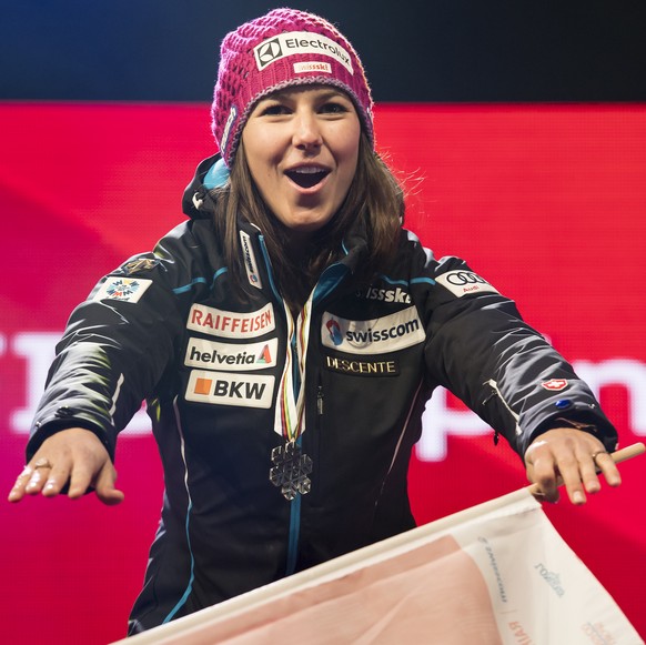 Nachrichten Linkding Silver medalist Wendy Holdener of Switzerland, celebrates during the medal ceremony of the women Slalom at the 2017 FIS Alpine Skiing World Championships in St. Moritz, Switzerland, Saturday, February ...