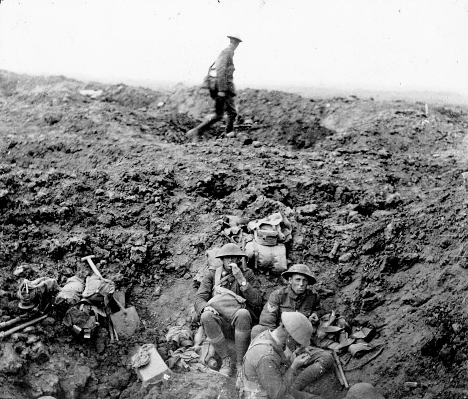 15. September 1916: Neuseeländische Truppen machen während der Schlacht an der Somme in einem Explosionskrater Pause.