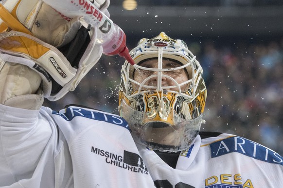 Luganos Torhueter Elvis Merzlikins waehrend dem Eishockey Meisterschaftsspiel der NLA zwischen dem EV Zug und dem HC Lugano, am Samstag, 14. Januar 2017, in Zug. (KEYSTONE/Urs Flueeler)