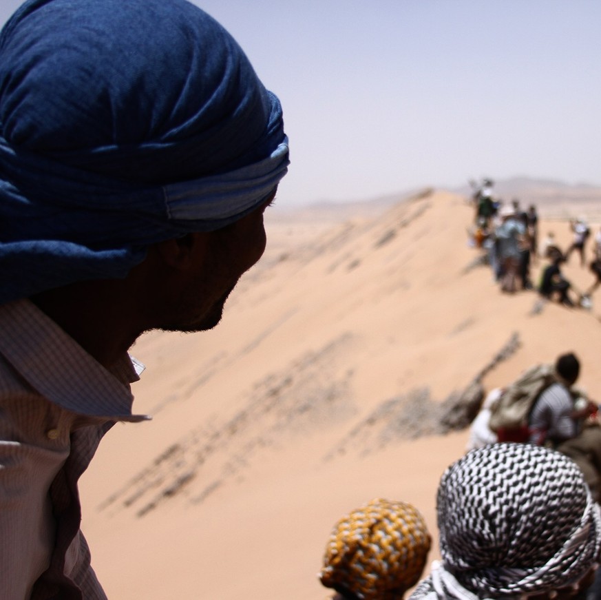Ayiva (l.) und seine Leute werden auf der Flucht durch die Wüste von Terroristen angegriffen und verschleppt.