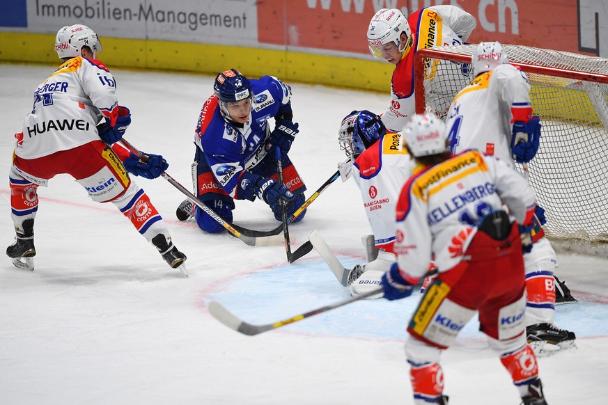 Der Zuercher Chris Baltisberger trifft zum 1:0 gegen Klotens Luca Homberger, links, Torhueter Martin Gerberm, Lukas Fischer und Steve Kellenberger beim Eishockey-Meisterschaftsspiel der National Leagu ...