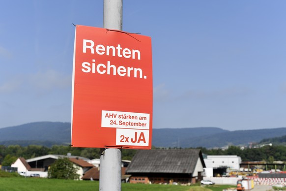 Plakat der Befuerworter zur Altersvorsorge 2020 in Aarau am Freitag, 25. August 2017. Die Volksabstimmung ueber die Altersvorsorge 2020 findet am 24. September 2017 statt.(KEYSTONE/Walter Bieri)