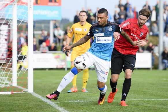 Der Zuercher Caio (Caio Cesar Alves dos Santos), links, kaempft gegen den Seuzacher Christopher Suesstrunk, rechts, waehrend des 1/16 Final Fussball Cup Spiels zwischen dem FC Seuzach und dem Grasshop ...