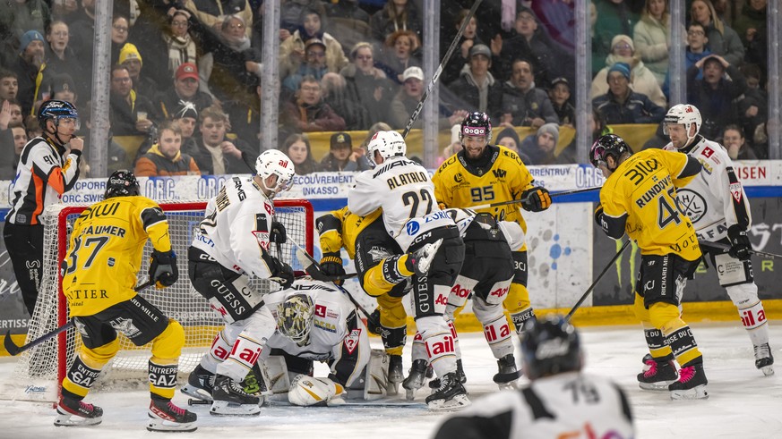 Nachrichten Linkding Grosses Gedraenge vor dem Tor Luganos im zweiten Spiel des Playout-Finals der Eishockey National League zwischen dem HC Ajoie und dem HC Lugano in der Raiffeisen Arena in Porrentruy, am Montag, 17. Ma ...