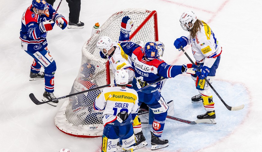 Nachrichten Linkding Patrick Geering (ZSC), 2. rechts, jubelt mit Justin Sigrist (ZSC), links, nach seiem Tor zum 1:0 gegen Dario Sidler (EHCK), Mitte, Nolan Diem (EHCK), Mitte rechts, und Torhueter Ludovic Waeber (EHCK), ...