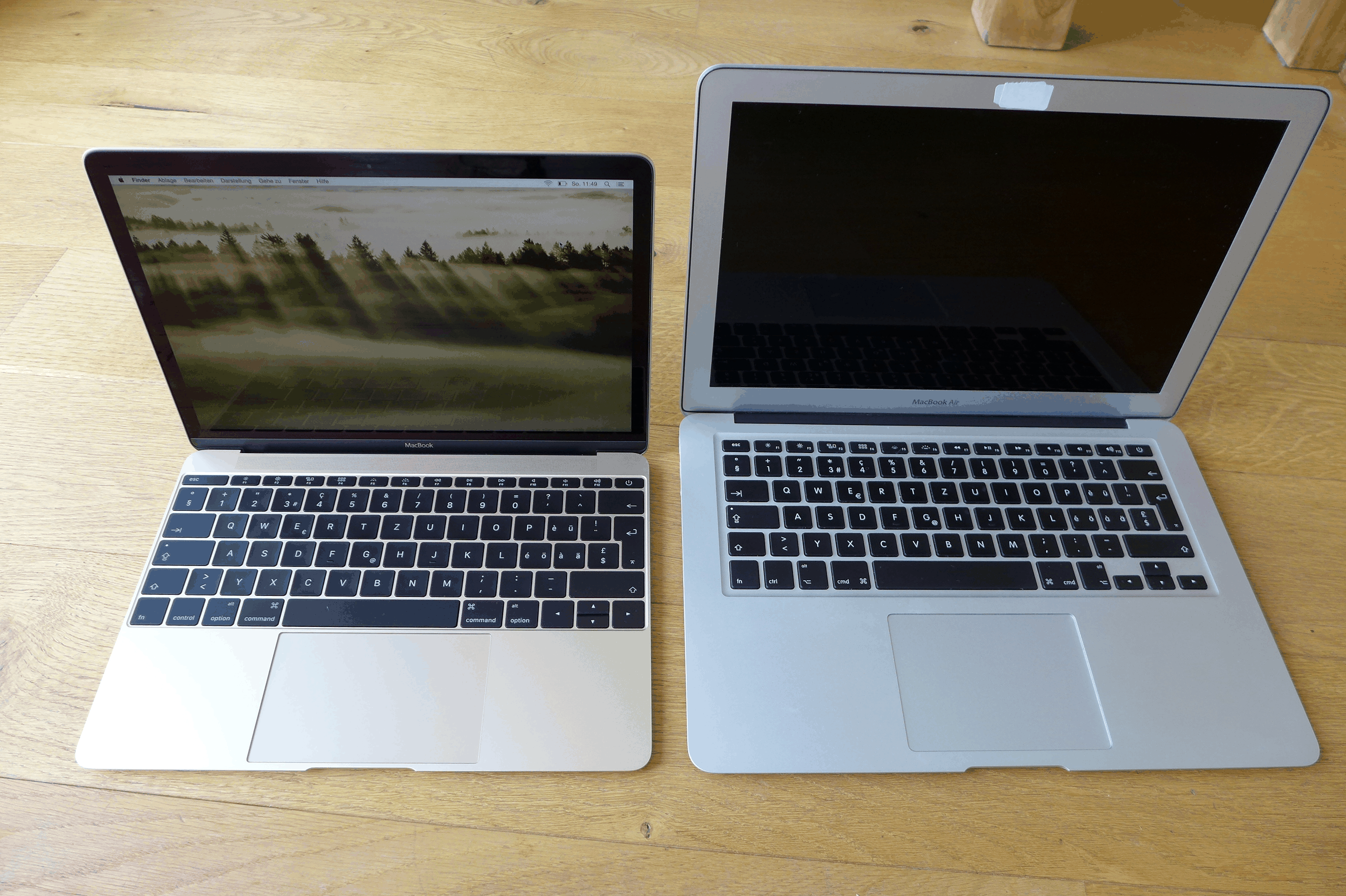 Goldenes Macbook (12 Zoll, 2015, links) und silbernes Macbook Air (13 Zoll, 2013). Die beiden Apple-Laptops sollen dieses Jahr ein Upgrade erhalten.
