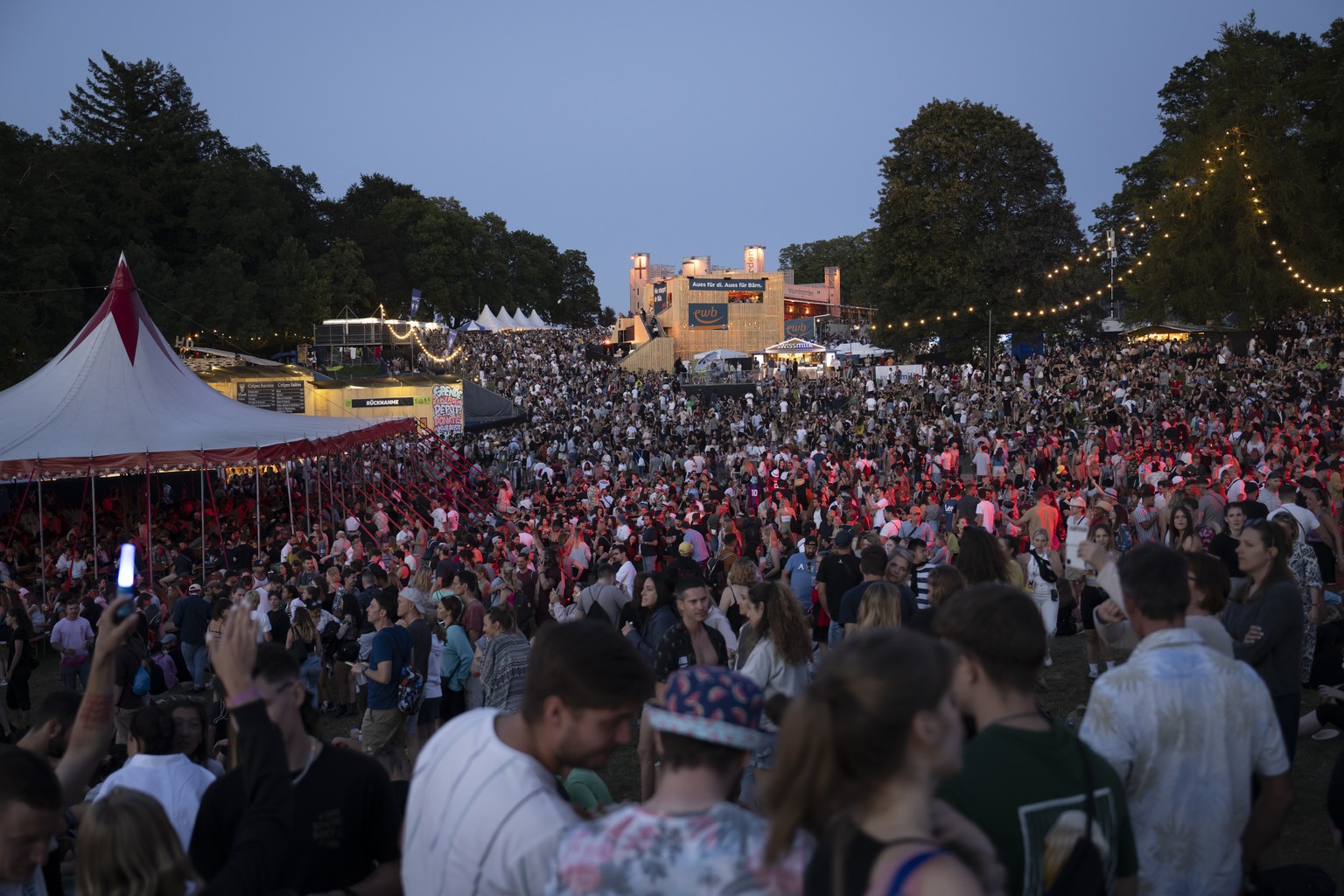Nachrichten Linkding Festival goers at the 40th Gurtenfestival edition, in Bern, Switzerland, on Friday, July 14, 2023. The open air music festival runs from 12 to 16 July. (KEYSTONE/Anthony Anex)