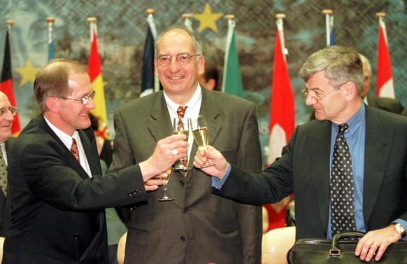 Als damaliger EU-Ratspräsident feierte Fischer 1999 mit den Bundesräten Joseph Deiss und Pascal Couchepin die Unterzeichnung der Bilateralen I.