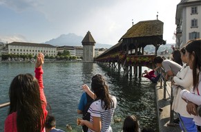 Touristen vor Luzerns Kapellbrücke.