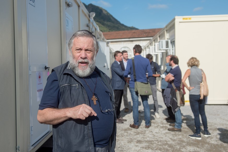 Roberto Bernasconi, Mitarbeiter der Caritas Sektion Como, vor einem der Wohncontainer bei der Eroeffnung des neuen Aufnahmezentrums fuer Fluechtlinge in Como, Italien, am Samstag, 17. September 2016.  ...