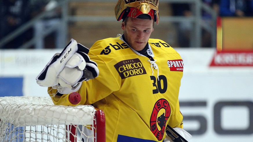 SC Bern Torhueter Leonardo Genoni waehrend dem Eishockey-Meisterschaftsspiel der National League A zwischen dem EHC Kloten und dem SC Bern am Samstag, 10. September 2016, in der SWISS Arena in Kloten. ...