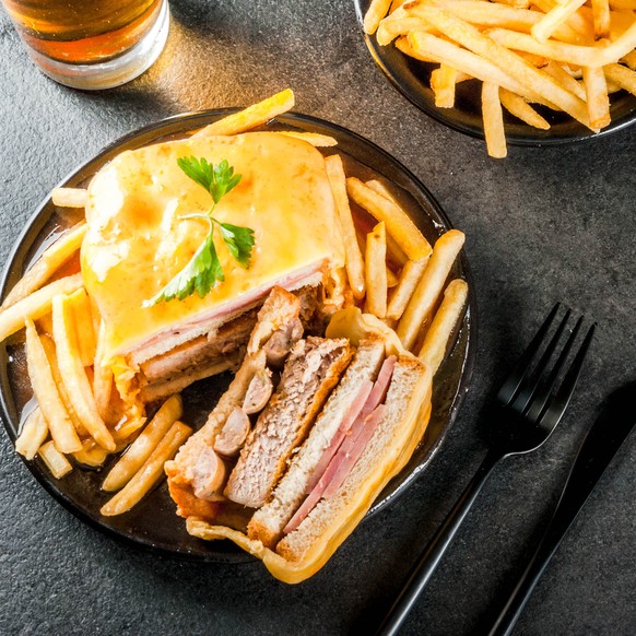 francesinha porto portugal portugiesische küche essen food käse sandwich schinken würste wurst pommes frites kartoffel snack bier essen food fleisch brot