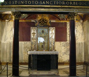 Blick in die päpstliche Hauskapelle&nbsp;Sancta Sanctorum&nbsp;im Lateran. Die Inschrift lautet: «Kein Ort ist heiliger als dieser auf dem ganzen Erdkreis.»&nbsp;&nbsp;