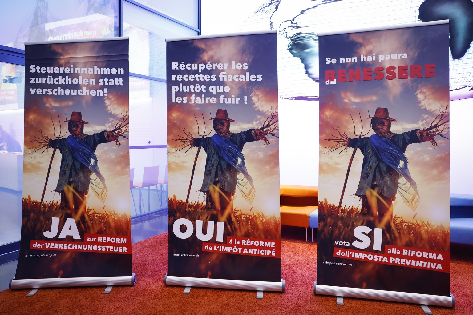Abstimmungs-Plakate stehen im Vorzimmer des Konferenzsaals waehrend einer Medienkonferenz zur Reform der Verrechnungssteuer, am Dienstag, 23. August 2022 in Bern. (KEYSTONE/Peter Klaunzer)