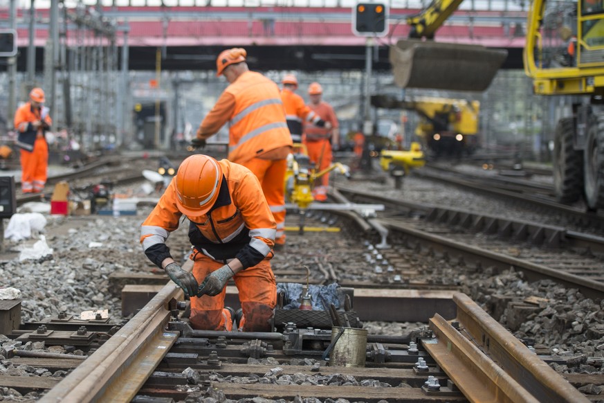 Die Reparaturarbeiten sind in vollem Gange, aufgenommen am Freitag, 24. Maerz 2017, im Bahnhof in Luzern. Nach der Entgleisung des Eurocity-Zugs vom Mittwoch bleibt der Luzerner Bahnhof bis mindestens ...