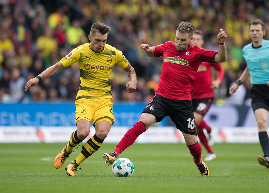 epa06194024 Dortmund&#039;s Maximilian Philipp (L) is challenged by Freiburg&#039;s Yoric Ravet during the German Bundesliga soccer match between SC Freiburg and Borussia Dortmund at Schwarzwaldstadio ...