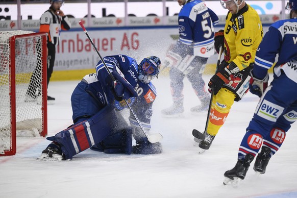 Nachrichten Linkding Torhueter Simon Hrubec (ZSC) halt gegen Victor Ejdsell (SCB) im Spiel der Eishockey National League zwischen den ZSC Lions und dem SC Bern am Samstag, 21. Dezember 2024 in der Swiss Life Arena in Zuer ...