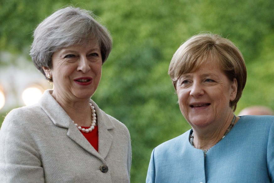 epa06055563 German Chancellor Angela Merkel (R) welcomes British Prime Minister Theresa May (L) in Berlin, Germany, 29 June 2017. German Chancellor Merkel meets head of European G20 member states. The ...