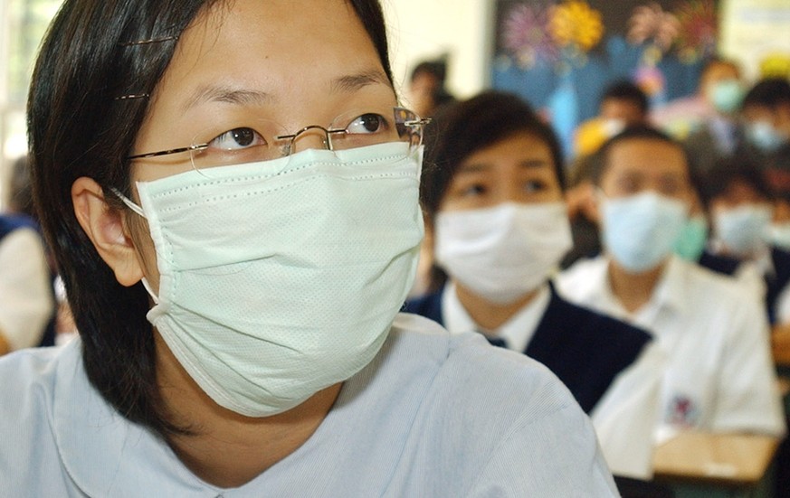 SARS-Pandemie 2003: Schüler in Hongkong schützen sich mit Atemmasken vor einer Ansteckung.&nbsp;