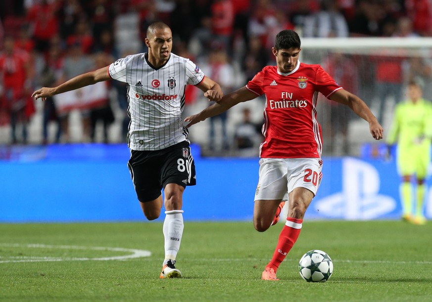 Besiktas&#039; Gokhan Inler, left, tries to stop Benfica&#039;s Goncalo Guedes during the Champions League group B soccer match between Benfica and Besiktas at the Luz stadium in Lisbon, Tuesday, Sept ...