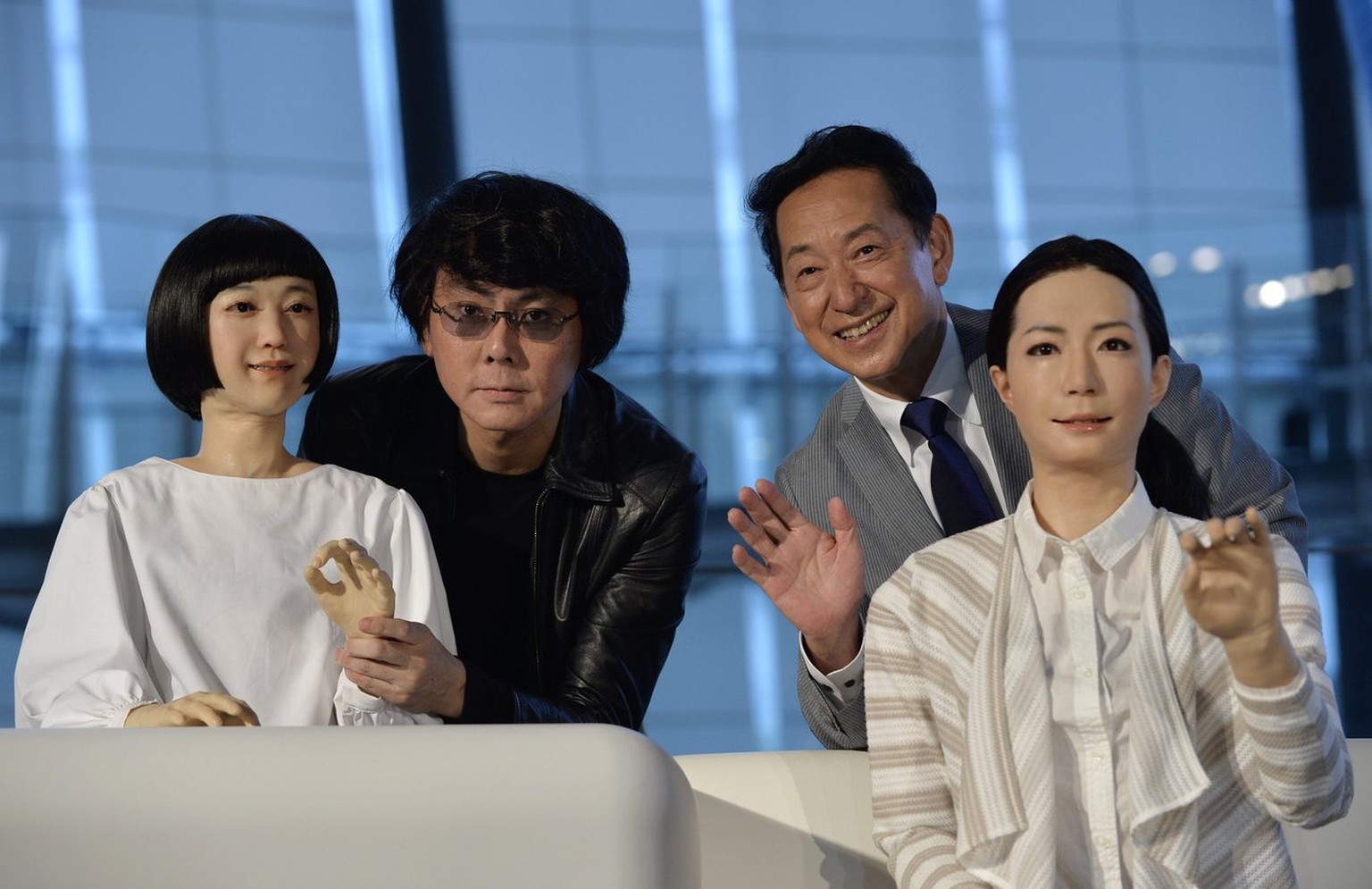 Japan: Die vom japanischen Professor Hiroshi Ishiguro entwickelten Androiden Otonaroid und Kodomoroid.