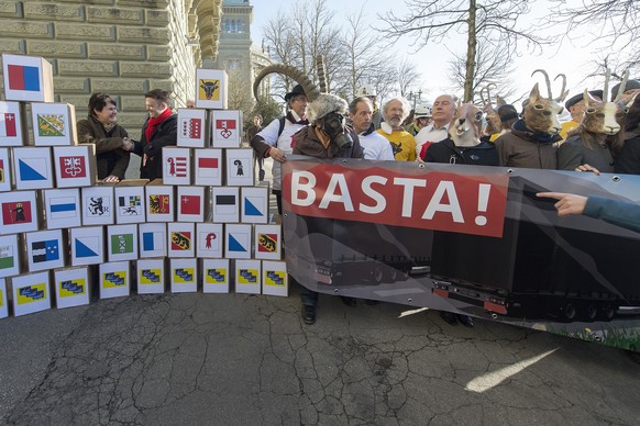 Aktivisten deponieren Unterschriften gegen eine zweite Gotthardröhre.
