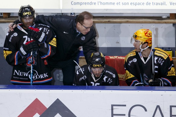 Fribourg&#039;s head coach Larry Huras talks to his player forward Julien Sprunger, right, past center Greg Mauldin, of the U.S.A., left, and forward Michal Birner, of Czech Republic, 2nd right, durin ...