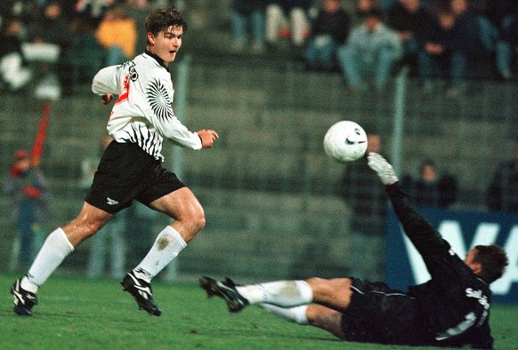 Nachwuchsspieler Edin Gazic (links) erzielte das erste von zahlreichen Toren von Xanax Neuchatel in der Nationalliga A Partie gegen den FC Basel am Samstag, 22. November 1997, im &#039;Joggeli&#039;.  ...