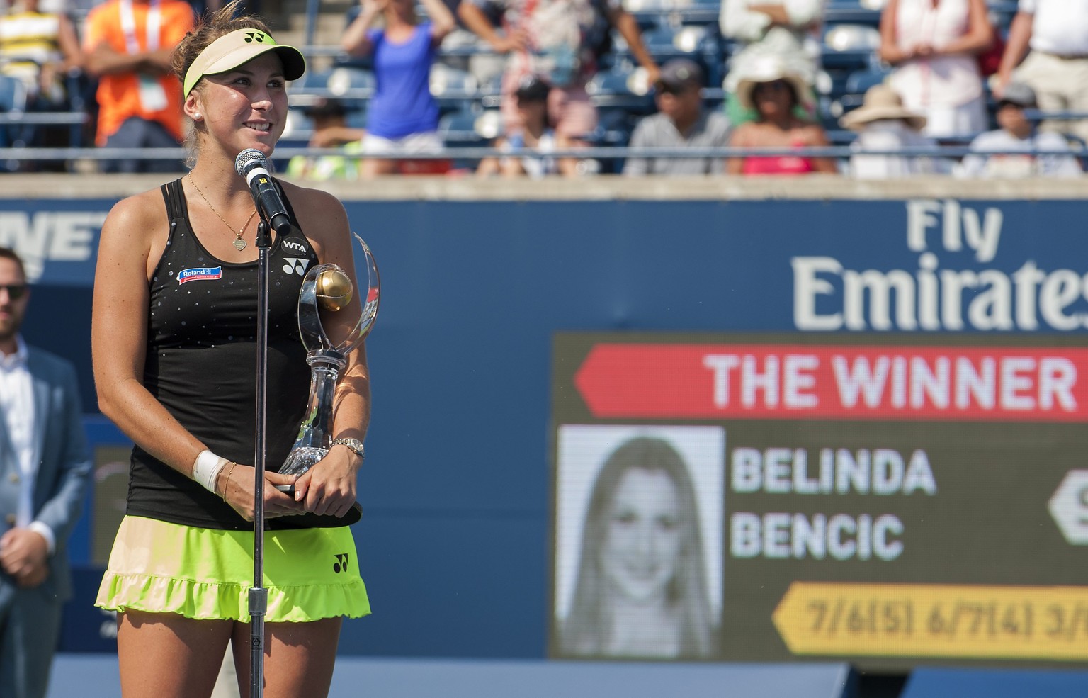 Bencic bei der Siegerehrung in Toronto.