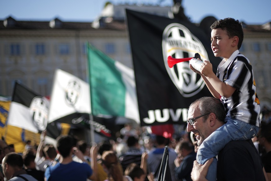 Jung und alt freut isch über den Meistertitel von Juventus Turin.