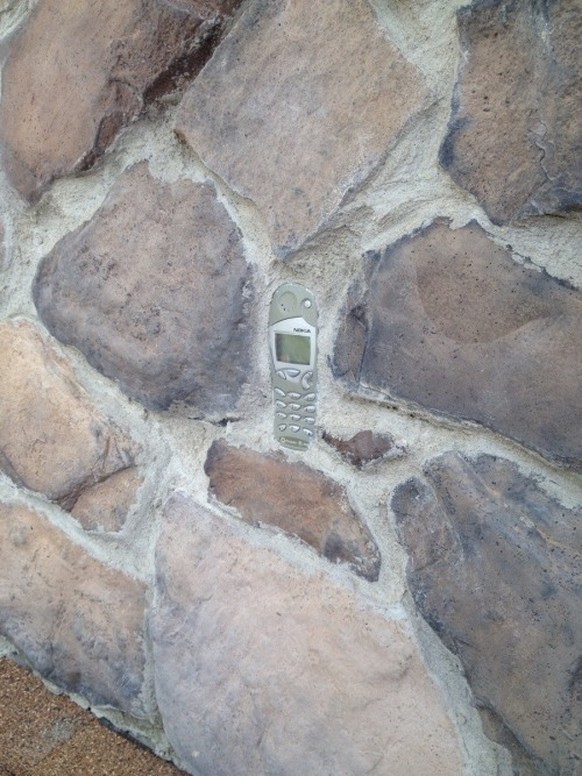 Hier sehen wir ein Nokia, das unzerstörbarste Natel der Welt. Die Wand wurde durchs Einmauern grad dreimal so stark.
