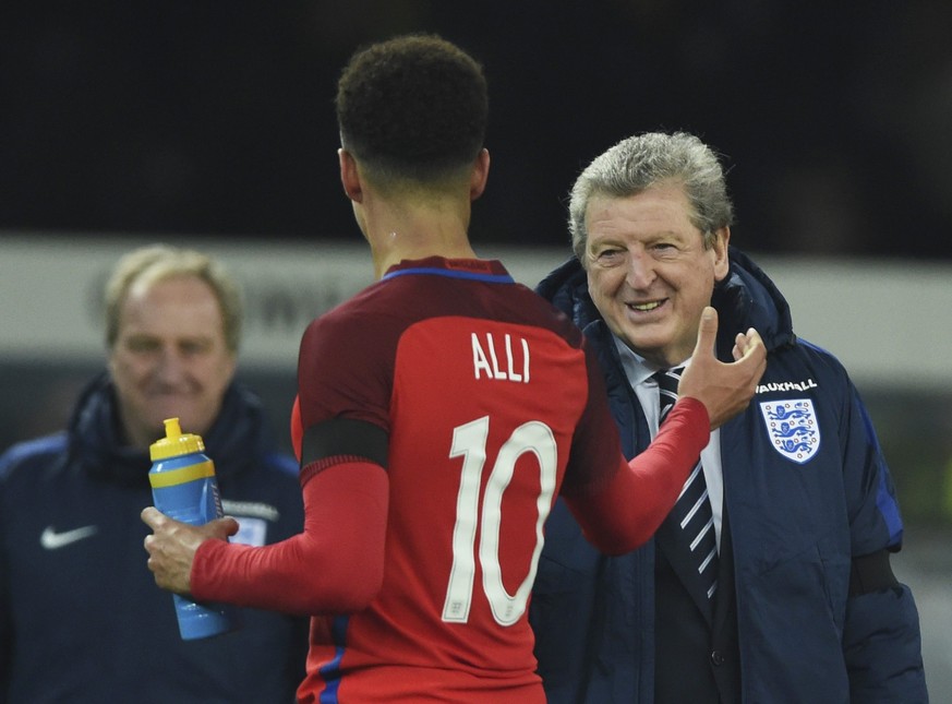 Hatte gegen Deutschland viel zu lachen: England-Coach Roy Hodgson mit Youngster Delle Alli.