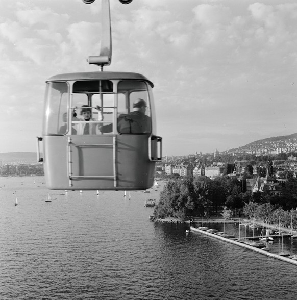 G59-Gondel über dem See, mit Blick in Richtung Stadt.