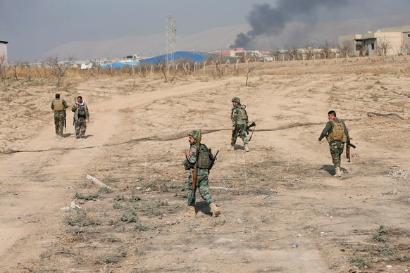 Peshmerga forces carry weapons near the town of Bashiqa, east of Mosul, during an operation to attack Islamic State militants in Mosul, Iraq, November 7, 2016. REUTERS/Azad Lashkari