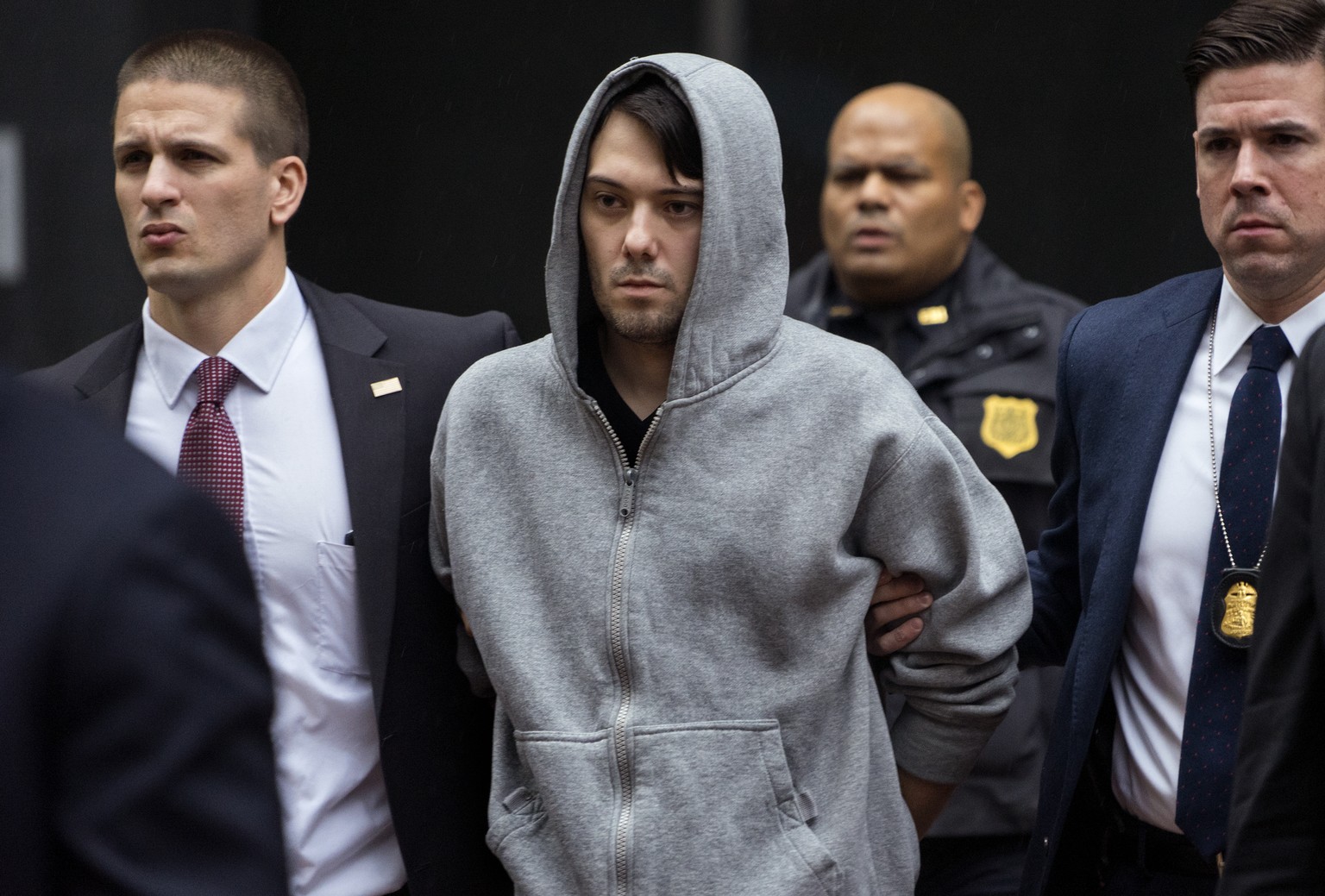 Martin Shkreli wird abgeführt.