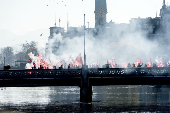 Rauch über der Limmat: Der gestrige Demonstrationszug verlief durch die Zürcher Innenstadt.