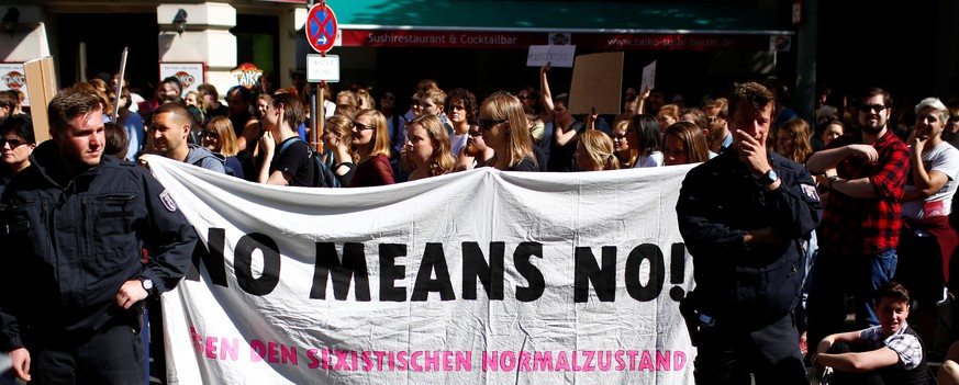 Demonstrantinnen beim Prozess gegen Gina-Lisa Lohfink in Berlin.