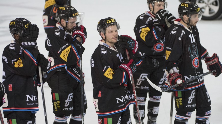 Fribourgs Spieler mit Ralph Stalder, Mitte,reagieren enttaeuscht nach der Niederlage im Eishockeyspiel der National League A, zwischen dem HC Fribourg-Gotteron und dem EV Zug, am Samstag 10. Dezember  ...