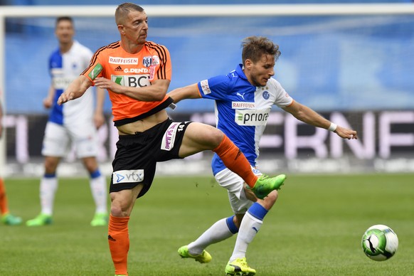 Der Grasshopper Numa Lavanchy, rechts, gegen Alexandre Pasche, links, von Lausanne beim Fussballspiel der Super League Grasshopper Club Zuerich gegen den FC Lausanne-Sport im Stadion Letzigrund in Zue ...