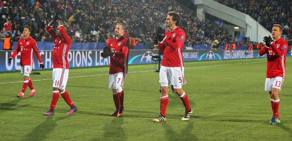 epa05644504 Bayern Munich players applaud fans after the UEFA Champions League group D soccer match between FK Rostov and Bayern Munich in Rostov-on-Don, Russia, 23 November 2016. Rostov won 3-2. EPA/ ...