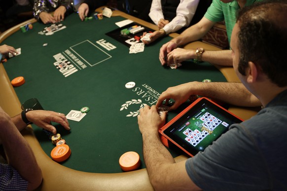 Poker - ein beliebter Vergleich, um die Situation der Notenbank zu umschreiben. Nach Meinung der «Berner Zeitung» hat das Spiel verloren.