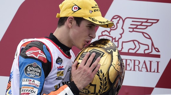 Alex Marquez küsst den goldenen Helm des Weltmeisters.