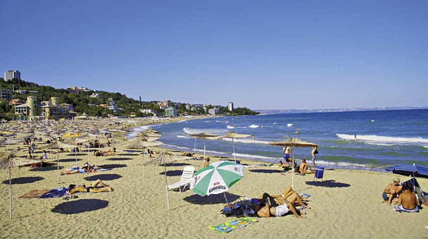 Aber so ein Strand ist nicht nur breit, sondern auch lang, wie dieses Foto beweist. Und «auf lange Sicht» gibt es da auch ein paar Betonburgen.